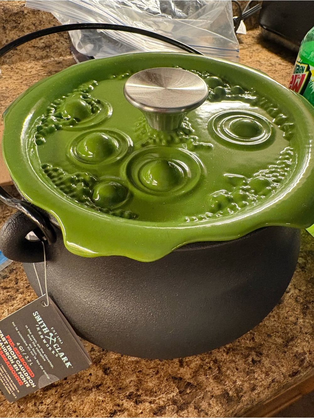 Smith & Clark 4QT Cast Iron Cauldron Witches Brew Bubbling
Lid Green Halloween